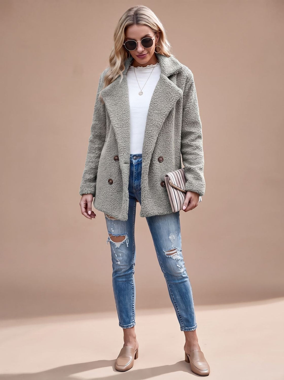 Damenjacke aus weichem Teddy-Material in vollständiger Ansicht