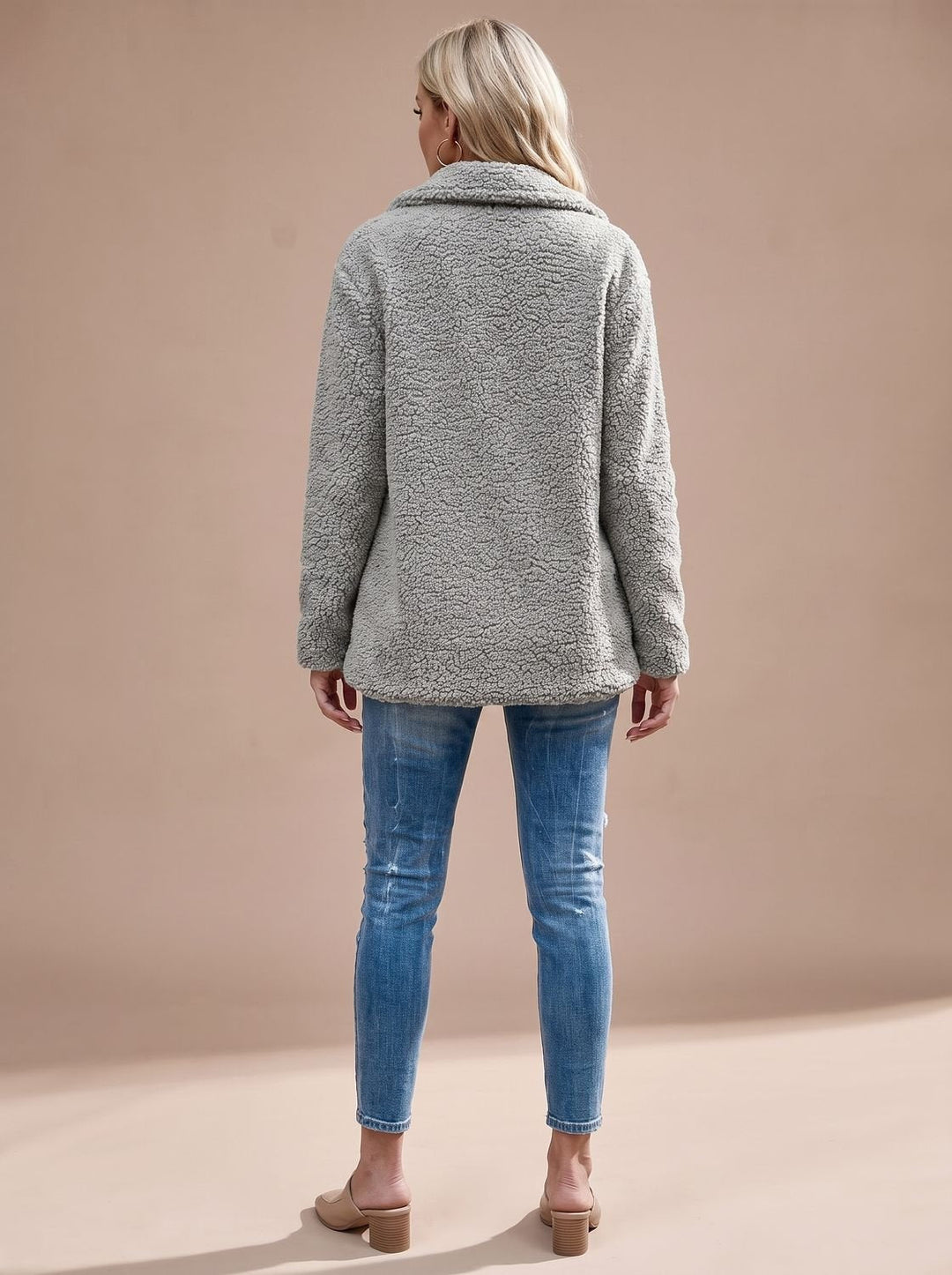 Seitliche Ansicht der lässig geschnittenen Teddyjacke für Damen