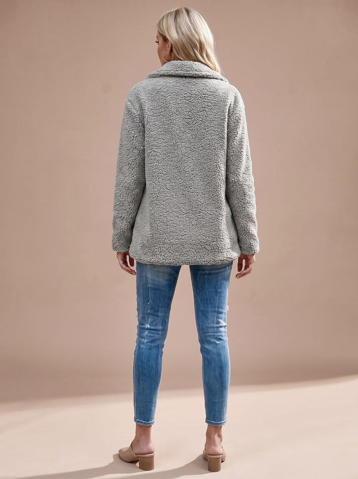 Seitliche Ansicht der lässig geschnittenen Teddyjacke für Damen
