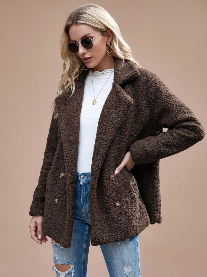 Rückansicht der kuscheligen Oversize-Teddyjacke für Damen