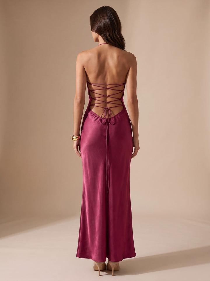 Detailansicht des funkelnden Strassbesatzes am Damenkleid