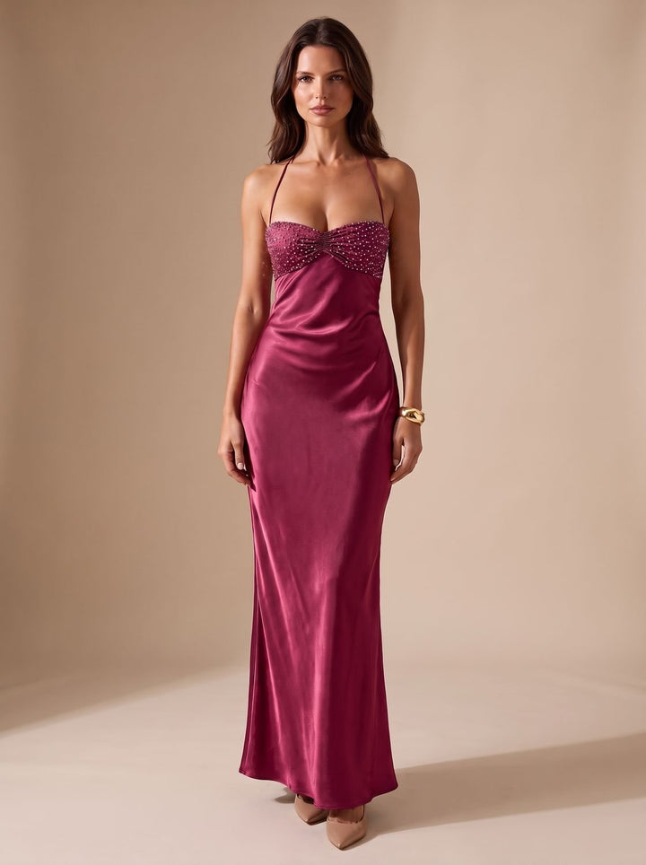 Eleganter Neckholder-Ausschnitt des Satin-Maxikleids