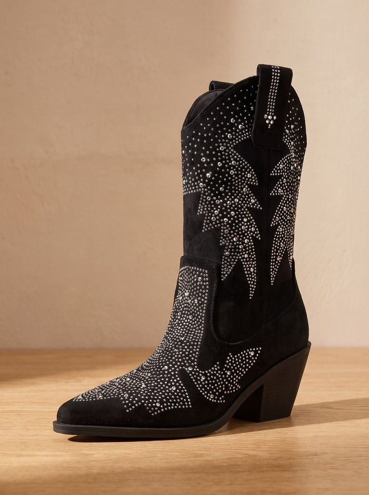 Detailansicht des funkelnden Strassbesatzes am Damenstiefel
