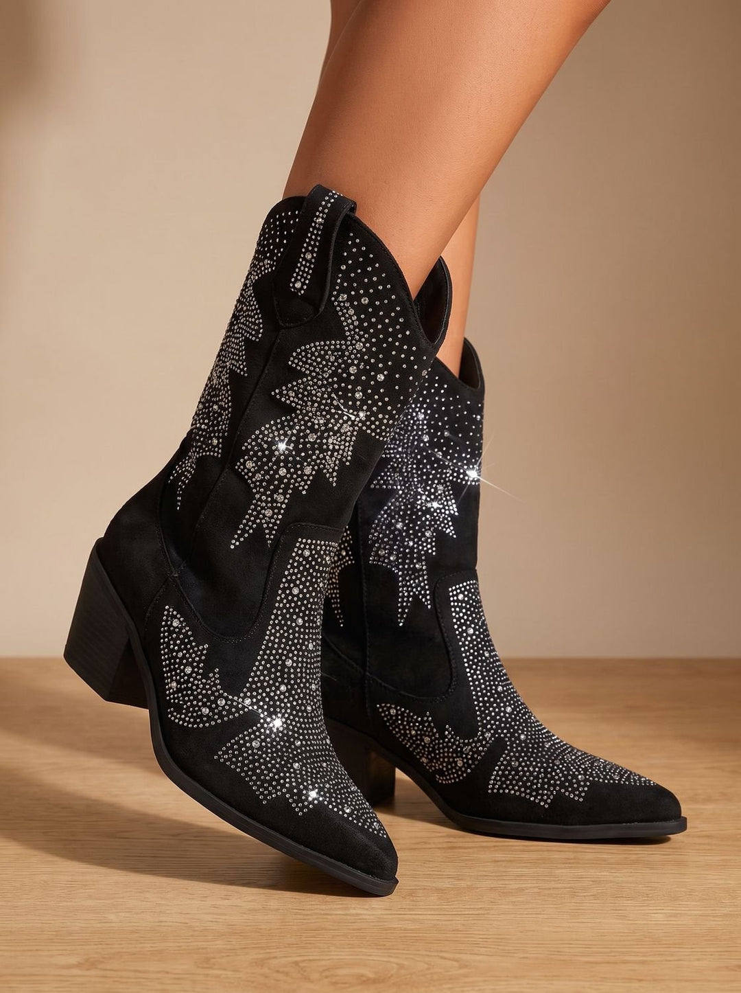 Seitliche Ansicht eleganter Westernstiefel für Damen