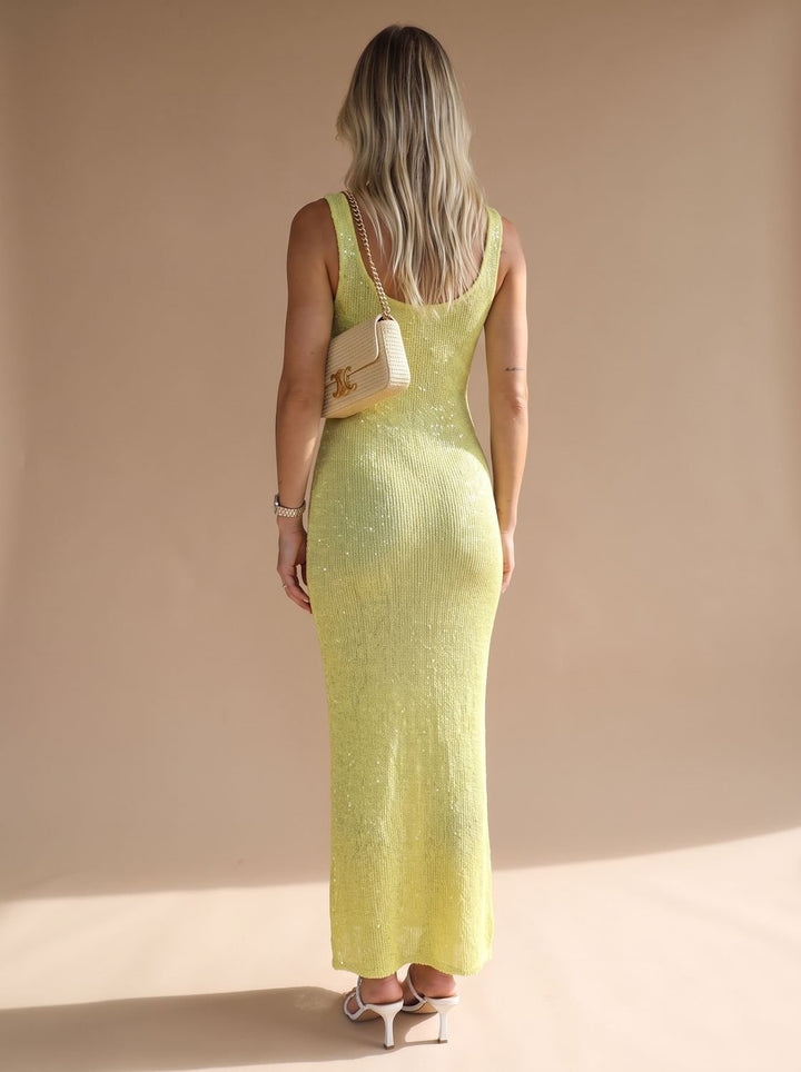Nahaufnahme der Paillettenstruktur am figurbetonten Maxikleid