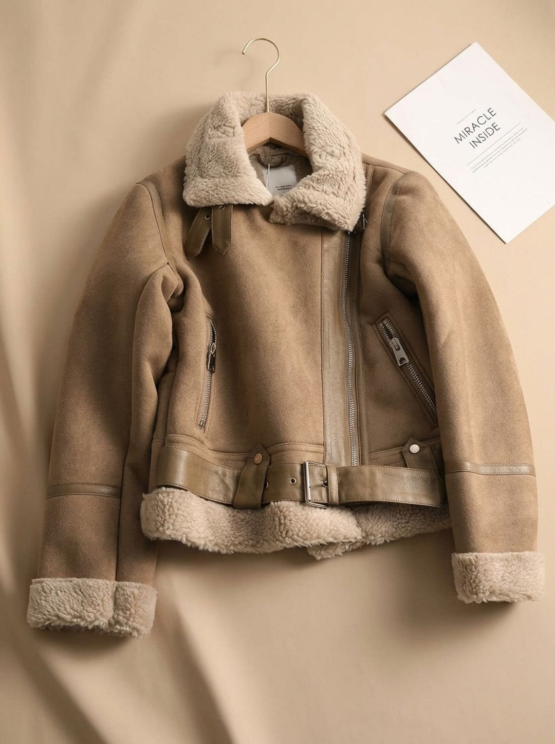 Detailansicht des Lammfellfutters der braunen Damen-Kurzjacke