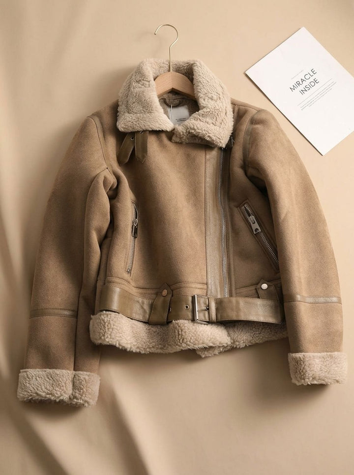 Detailansicht des Lammfellfutters der braunen Damen-Kurzjacke