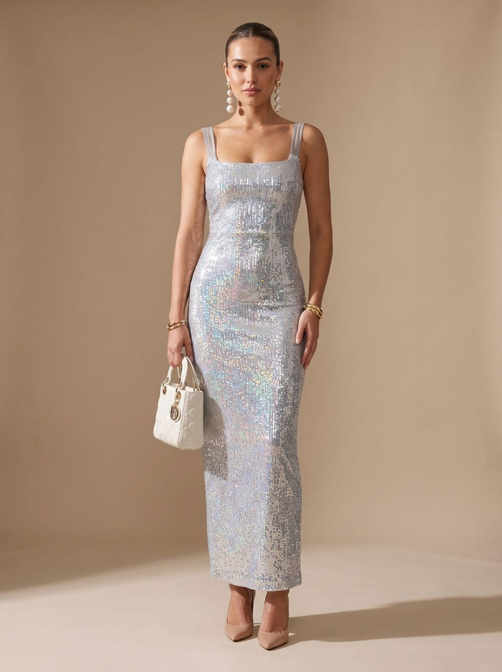 Elegantes silbernes Maxikleid mit glänzenden Pailletten und schmalen Trägern