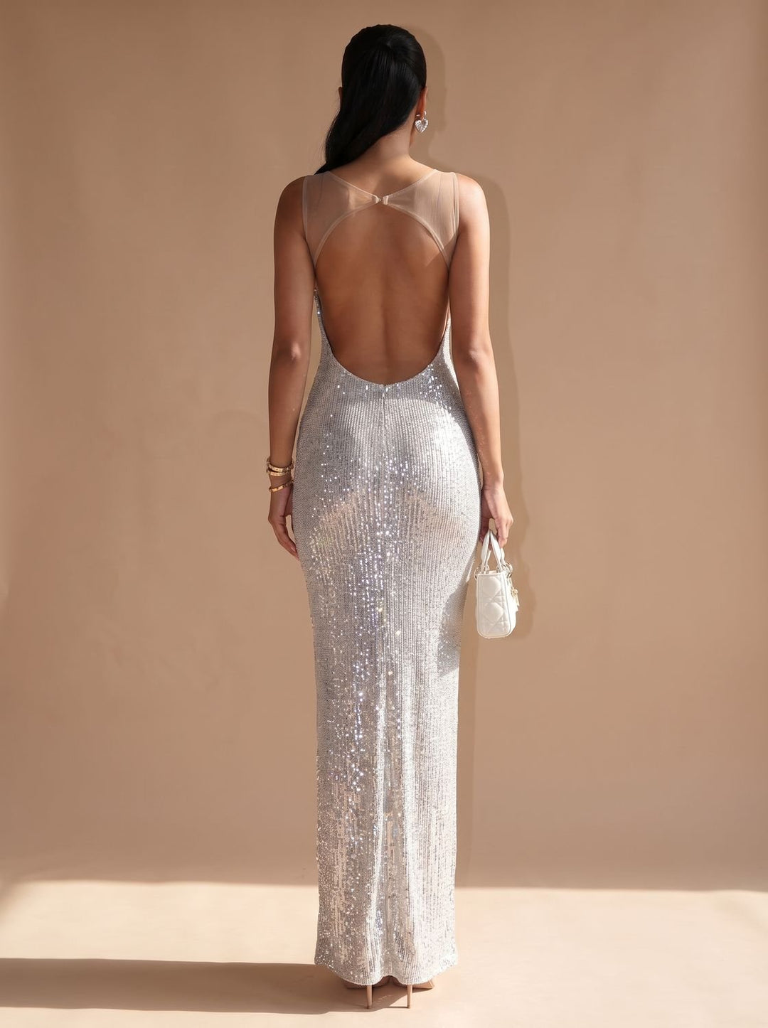 Langes Damenkleid mit silbernen Pailletten und schmalen Trägern