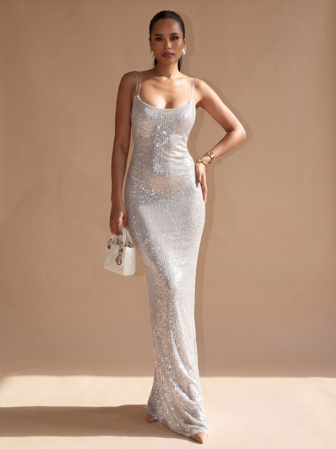 Silbernes Abendkleid mit bodenlangem Schnitt und quadratischem Ausschnitt