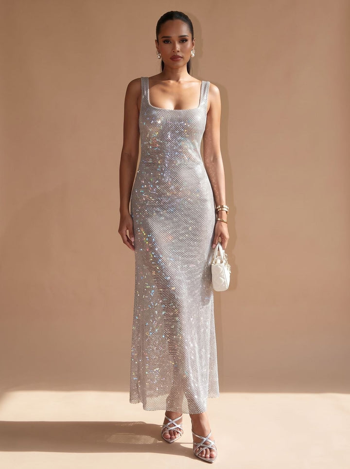 Glänzendes silbernes Maxikleid mit Pailletten in stilvoller Produktansicht