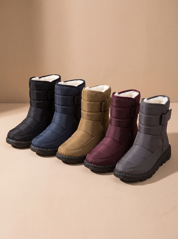 Paar wärmende Damen-Schneestiefel für verschneite Wintertage
