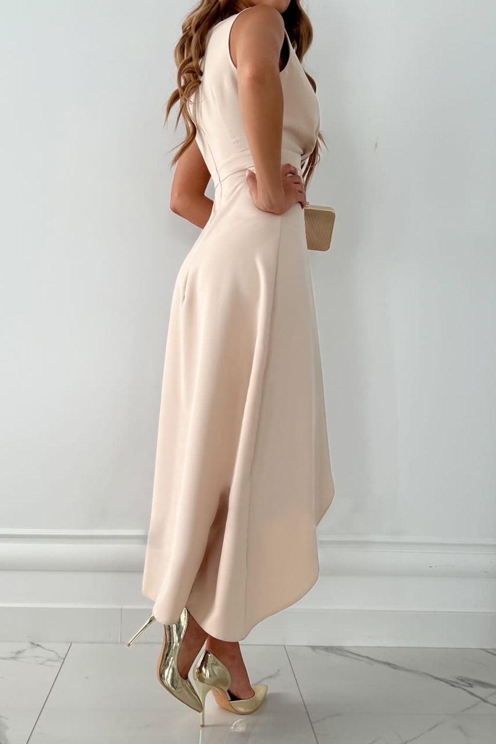 Damen Midikleid in Wickeloptik mit fließendem Rock in Rückansicht