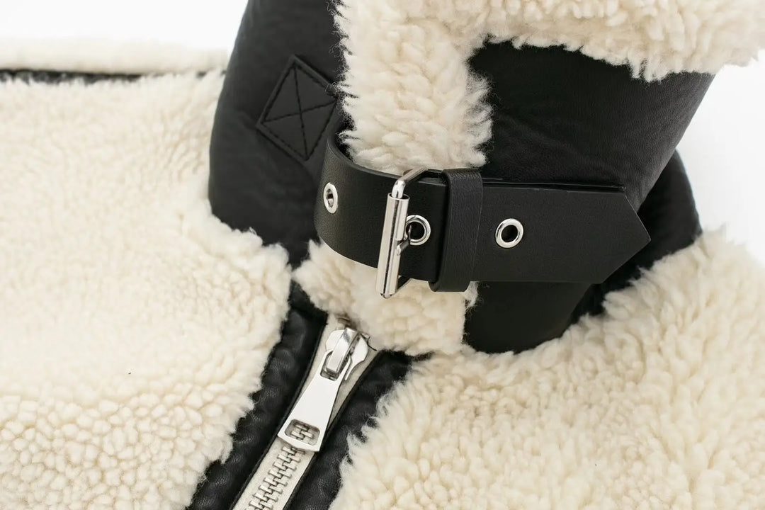 Detailansicht der flauschigen Oberfläche der Damen-Teddyjacke