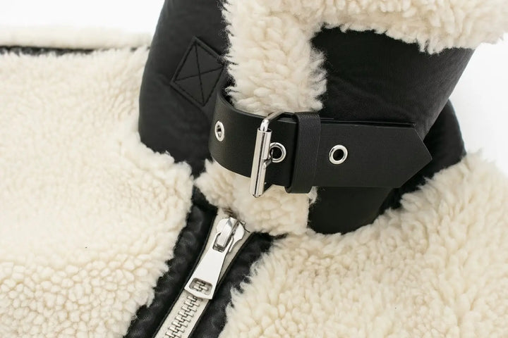 Detailansicht der flauschigen Oberfläche der Damen-Teddyjacke